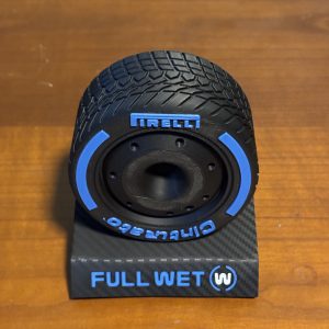 pneu pirelli f1 full wet (maxi pluie/bleu) avec socle à effet carbone