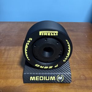 pneu f1 2026 medium avec socle effet carbone