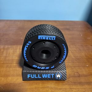 pneu f1 2026 full wet avec socle effet carbone