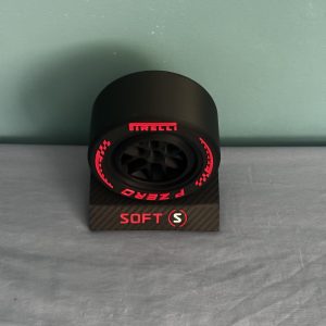 pneu f1 2026 soft avec socle effet carbone