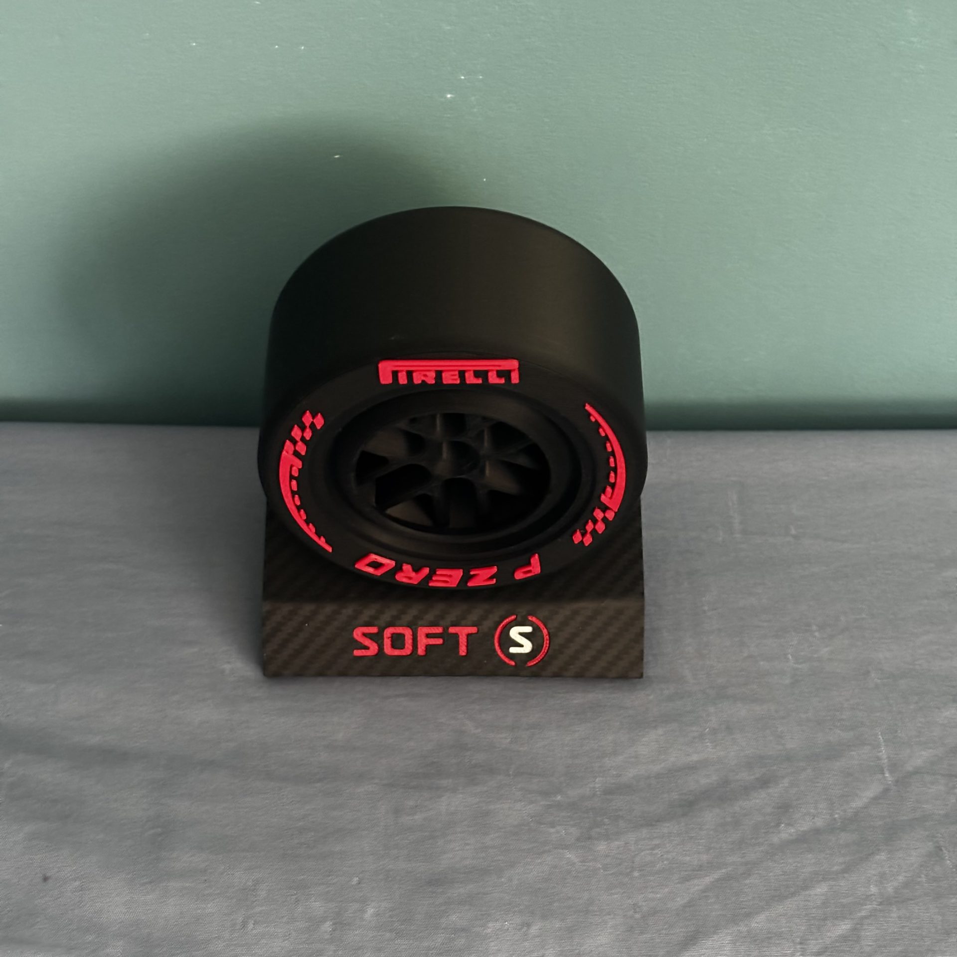 pneu f1 2026 soft avec socle effet carbone