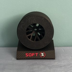 pneu f1 2026 soft avec socle effet carbone