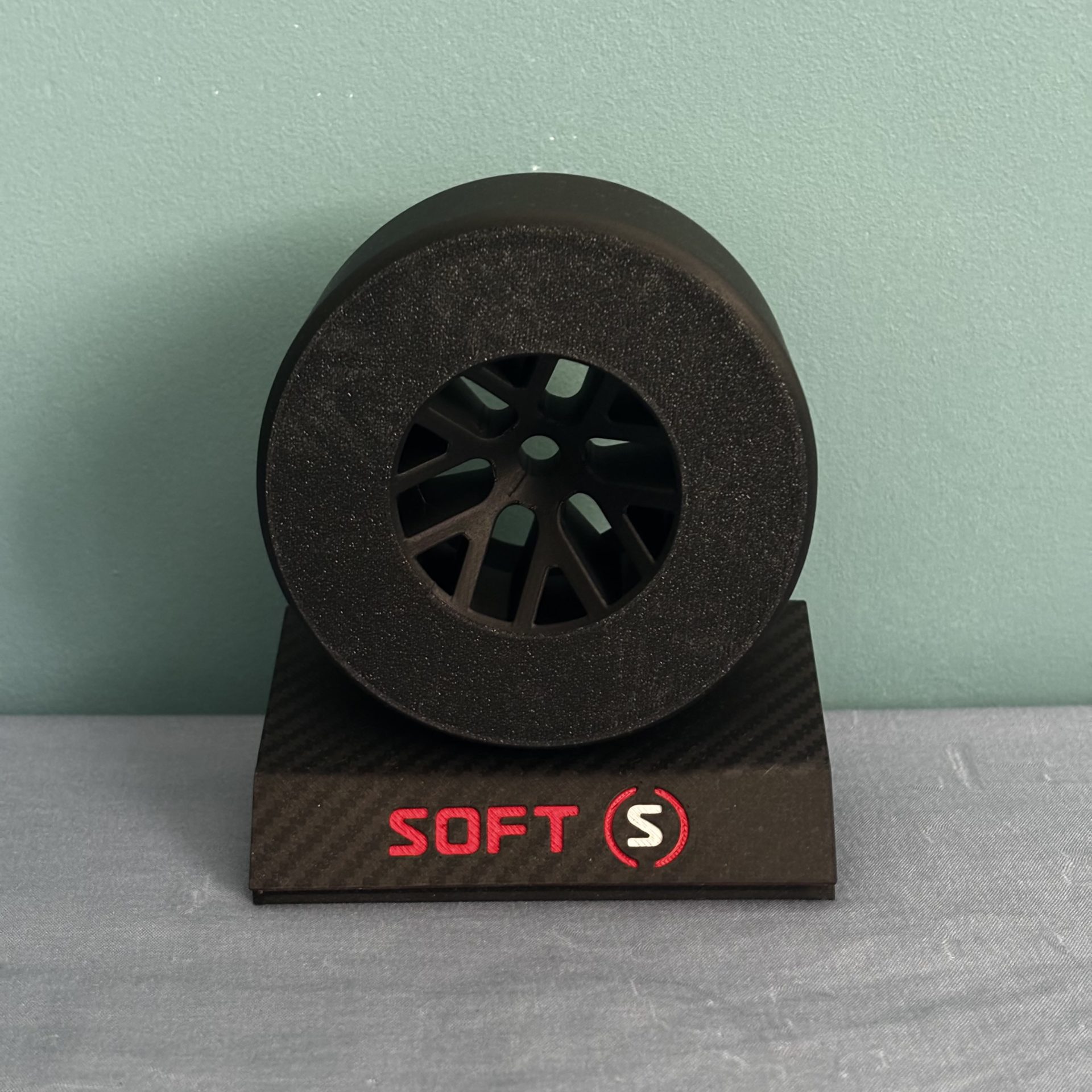 pneu f1 2026 soft avec socle effet carbone