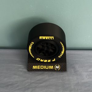 pneu f1 2026 medium avec socle effet carbone