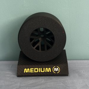 pneu f1 2026 medium avec socle effet carbone