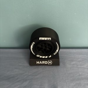pneu f1 2026 hard avec socle effet carbone