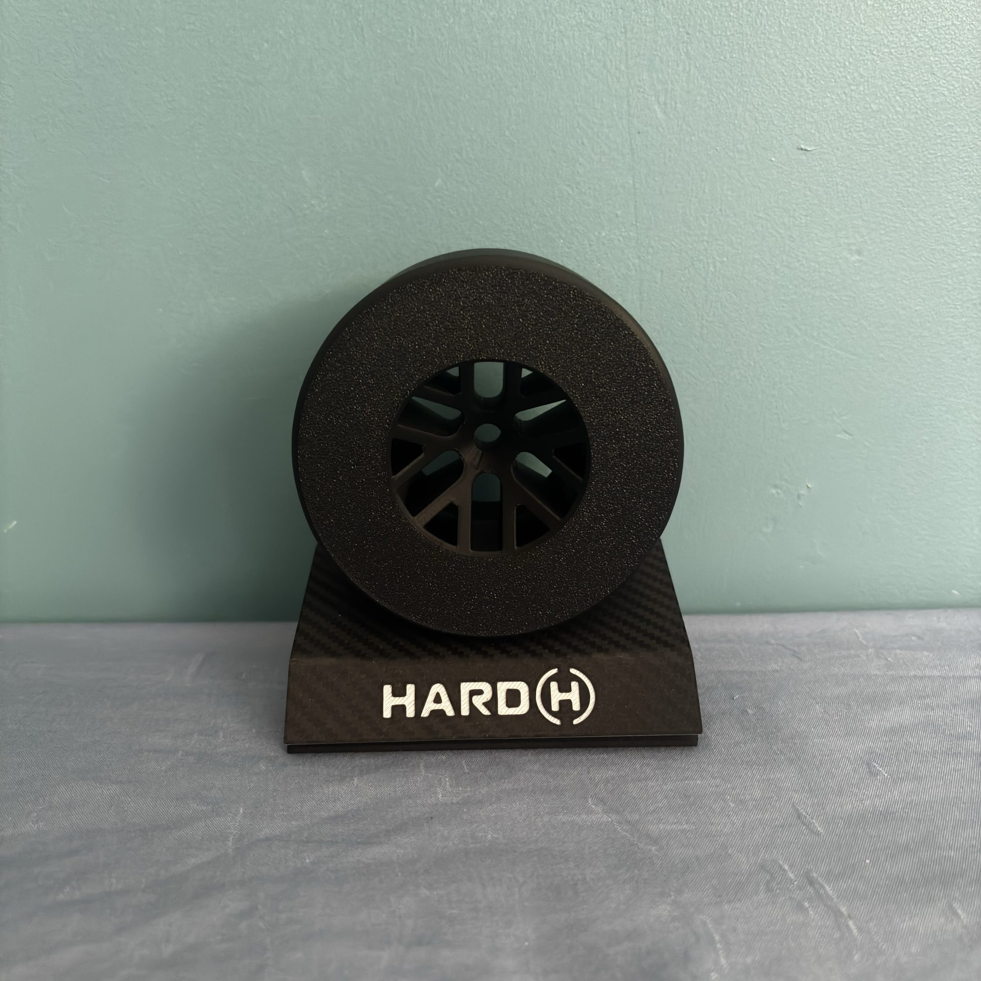 pneu f1 2026 hard avec socle effet carbone
