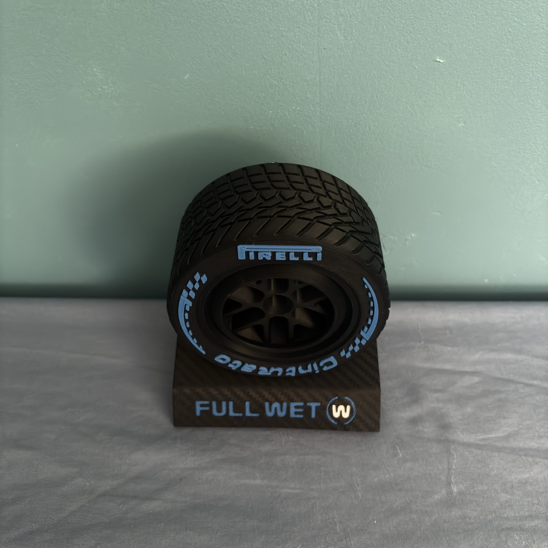 pneu f1 2026 full wet avec socle effet carbone