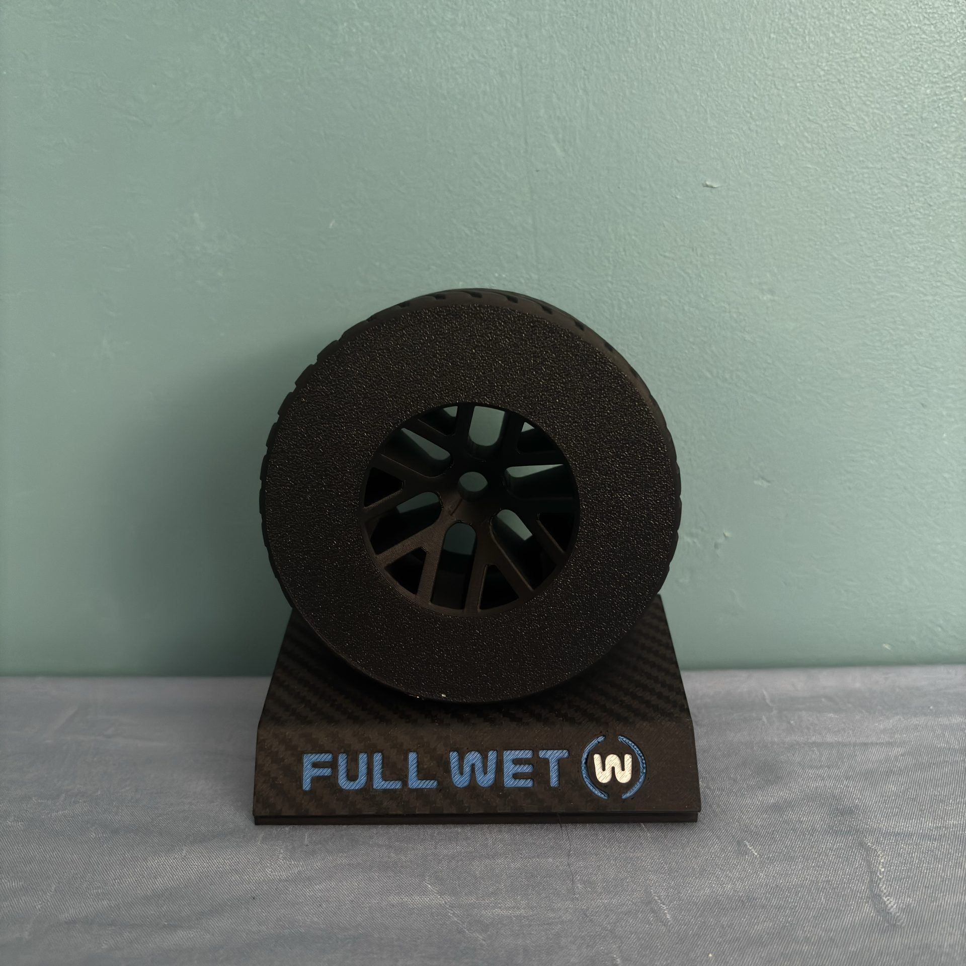 pneu f1 2026 full wet avec socle effet carbone