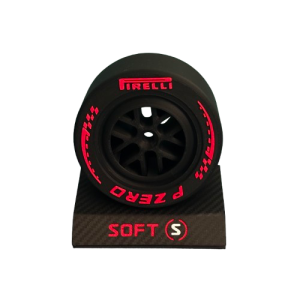 pneu f1 2026 soft avec socle effet carbone
