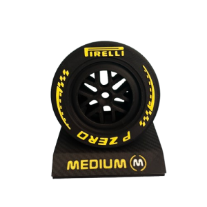 pneu f1 2026 medium avec socle effet carbone