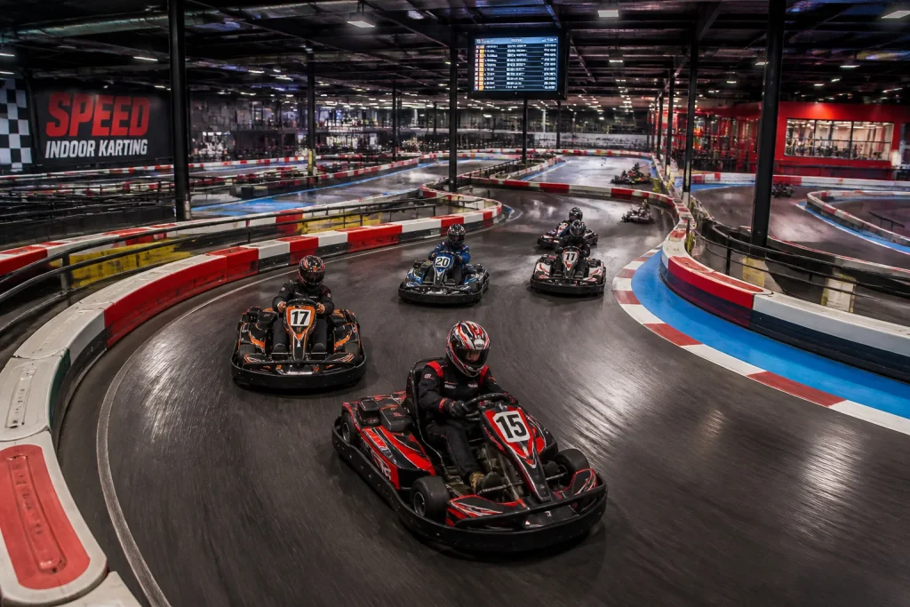 Course de karting interieur intense