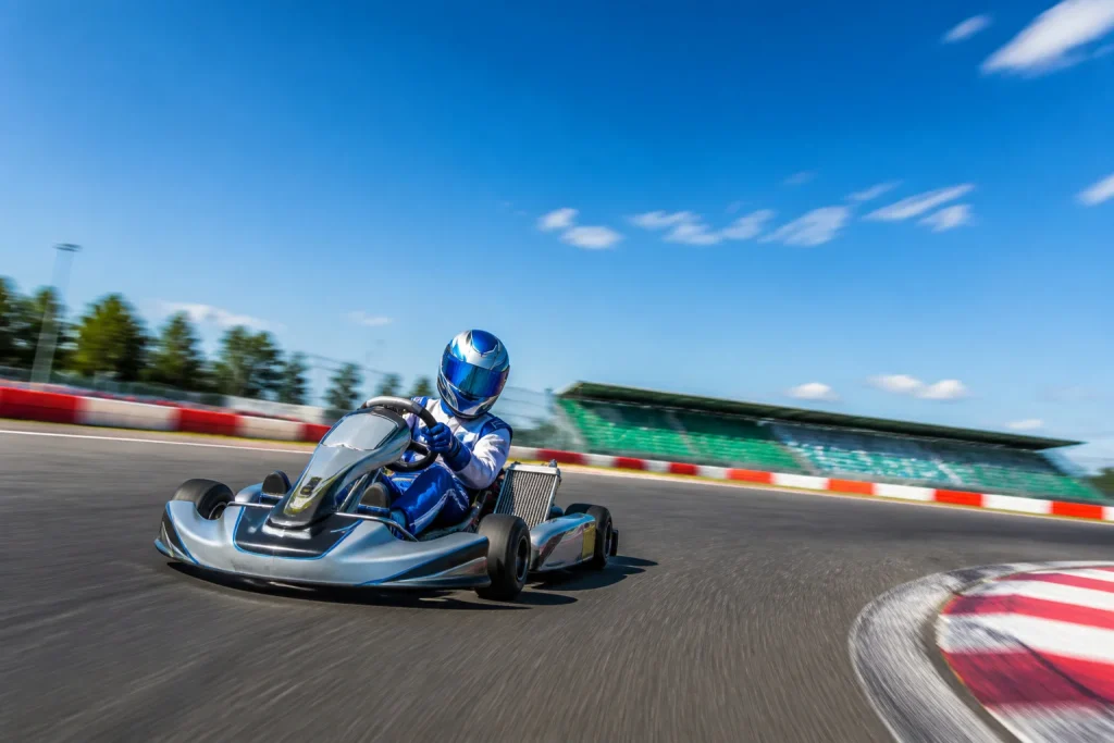 Jeune pilote de karting en pleine course